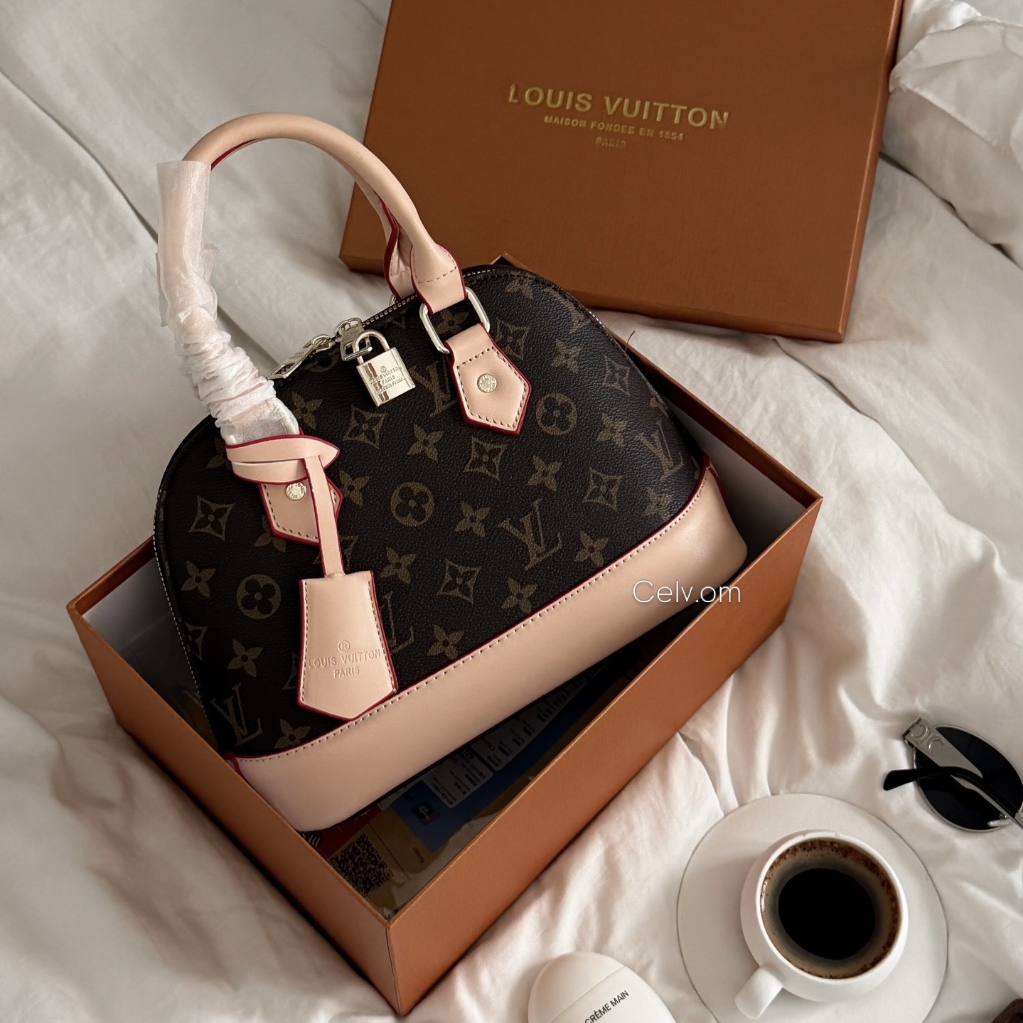 Lv bag بيج